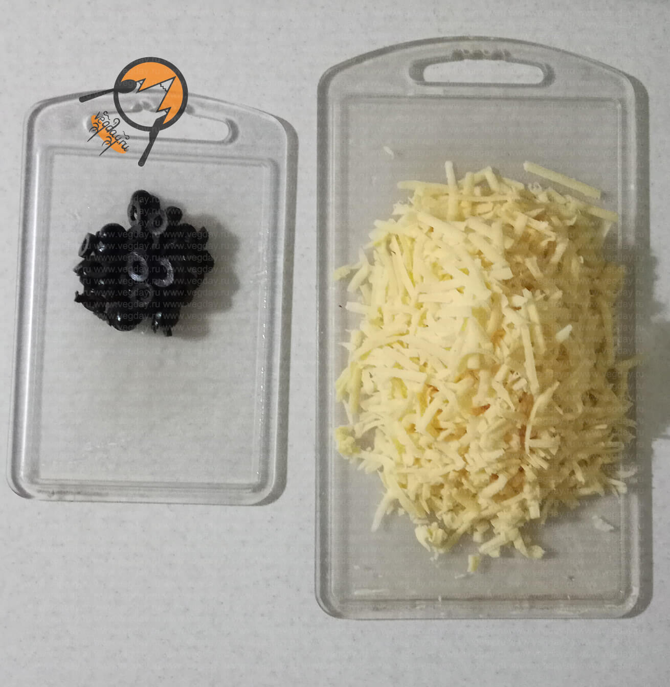 Фото: Сыр и оливки, подготовленные для лазаньи.