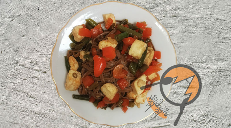 Фото: Соба со стручковой фасолью, перцем и сыром