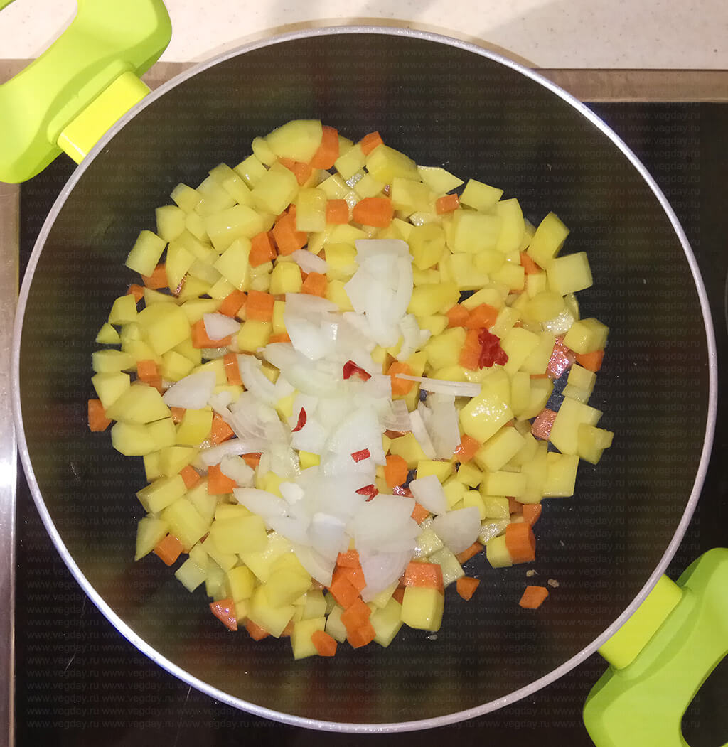 Фото: Мелко нарезаем лук, чеснок и чили. Суп с картофелем