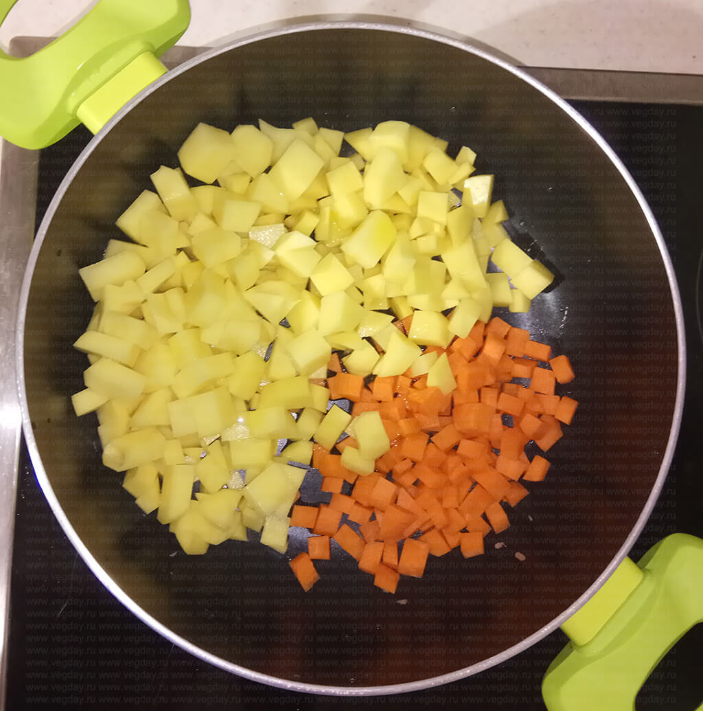 Фото: Морковь и картофель нарезаем кубиками. Суп с картофелем